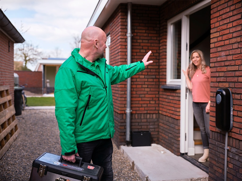 KPN Netwerk monteur is klaar met aansluiten van glasvezel